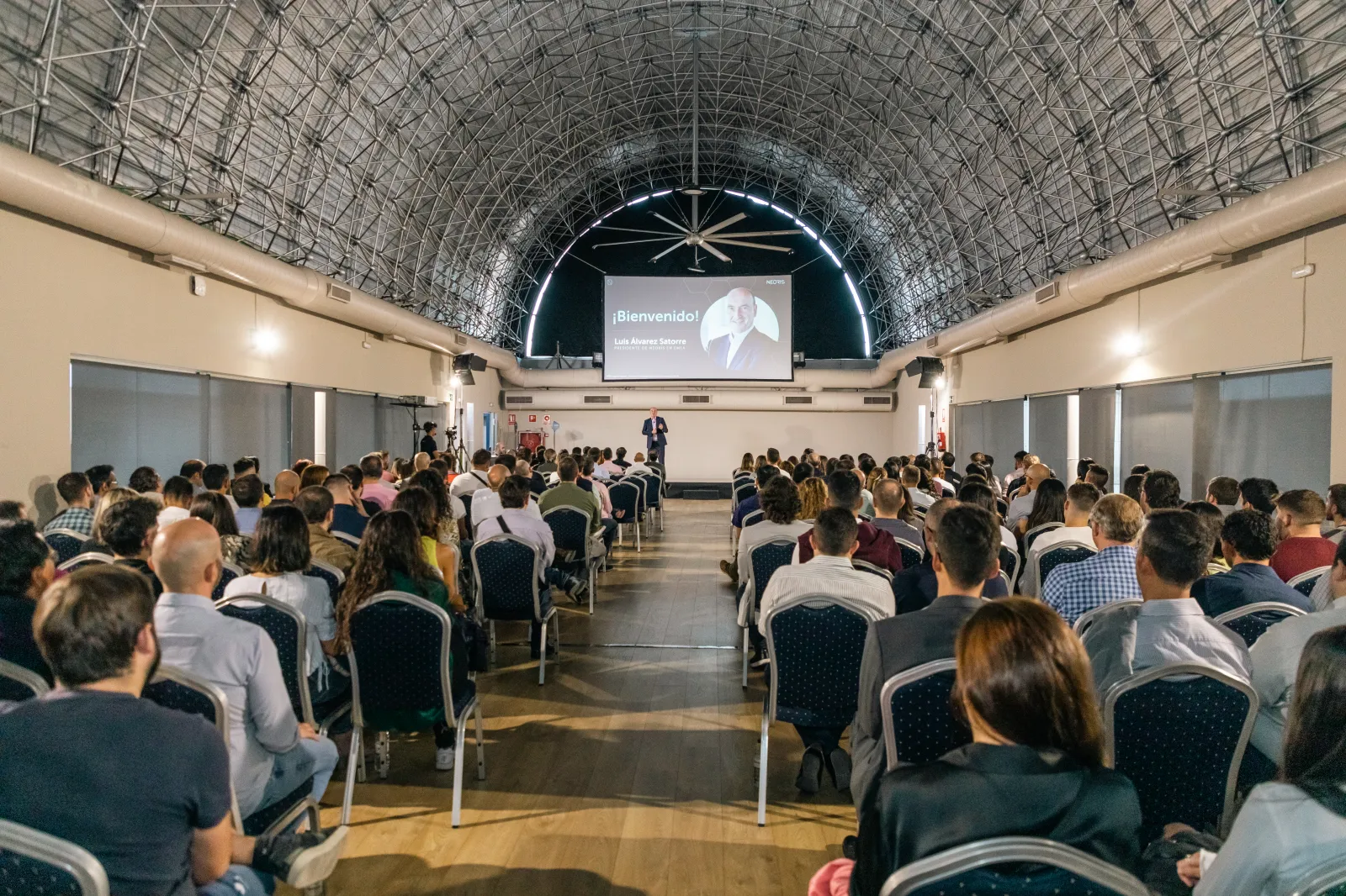 fotografia de discurso en evento